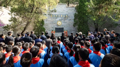 4月3日,民革泰安市委会组织为著名爱国将领冯玉祥先生扫墓活动。市委常委、统战部部长成丽,市政协副主席、民革市委会主委朱丽出席活动。.jpg